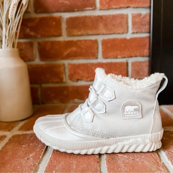 Disney Sorel X Out N About Boots - Picture 1 of 4